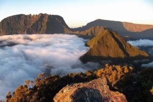 Vue du volcan Piton de la Fournaise à La Réunion, lieu naturel emblématique